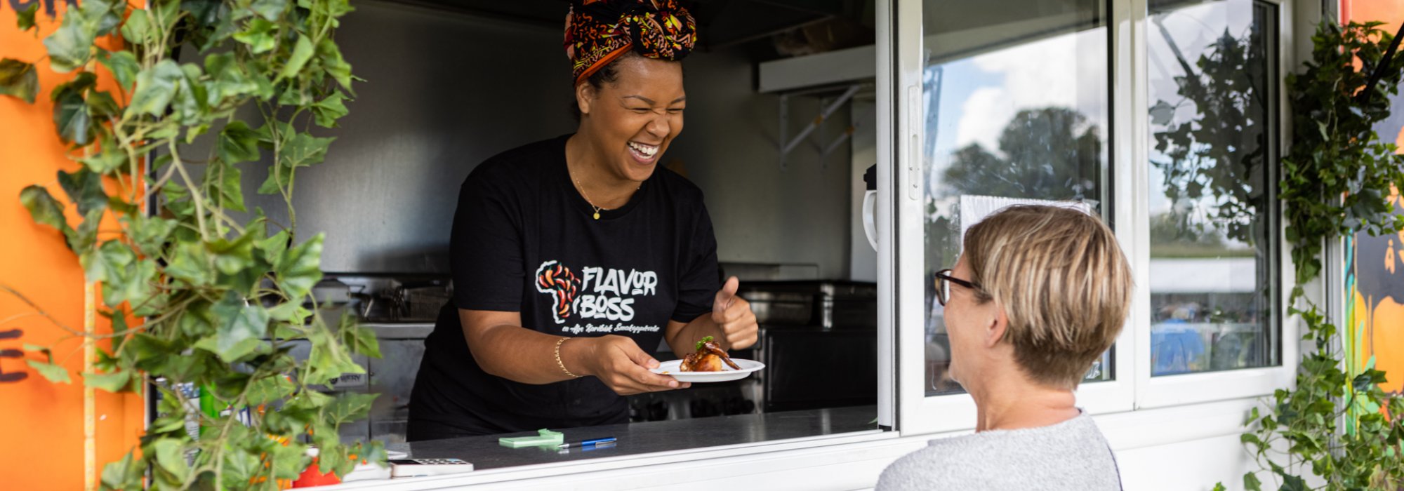 Matförsäljning i en foodtruck.Foto.