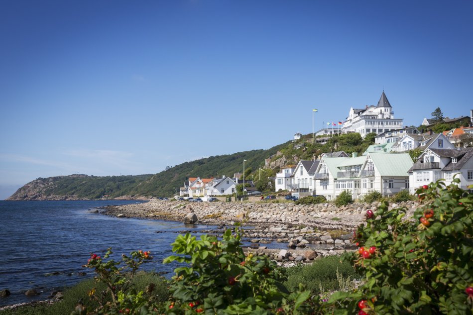 Vita hus vid havet i Mölle. Foto.